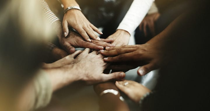 Manos unidas de diferentes razas y clases sociales